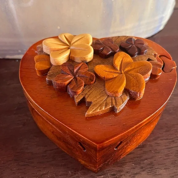 Artisanal wood, heart shape, carved flowers four piece box - Picture 1 of 11